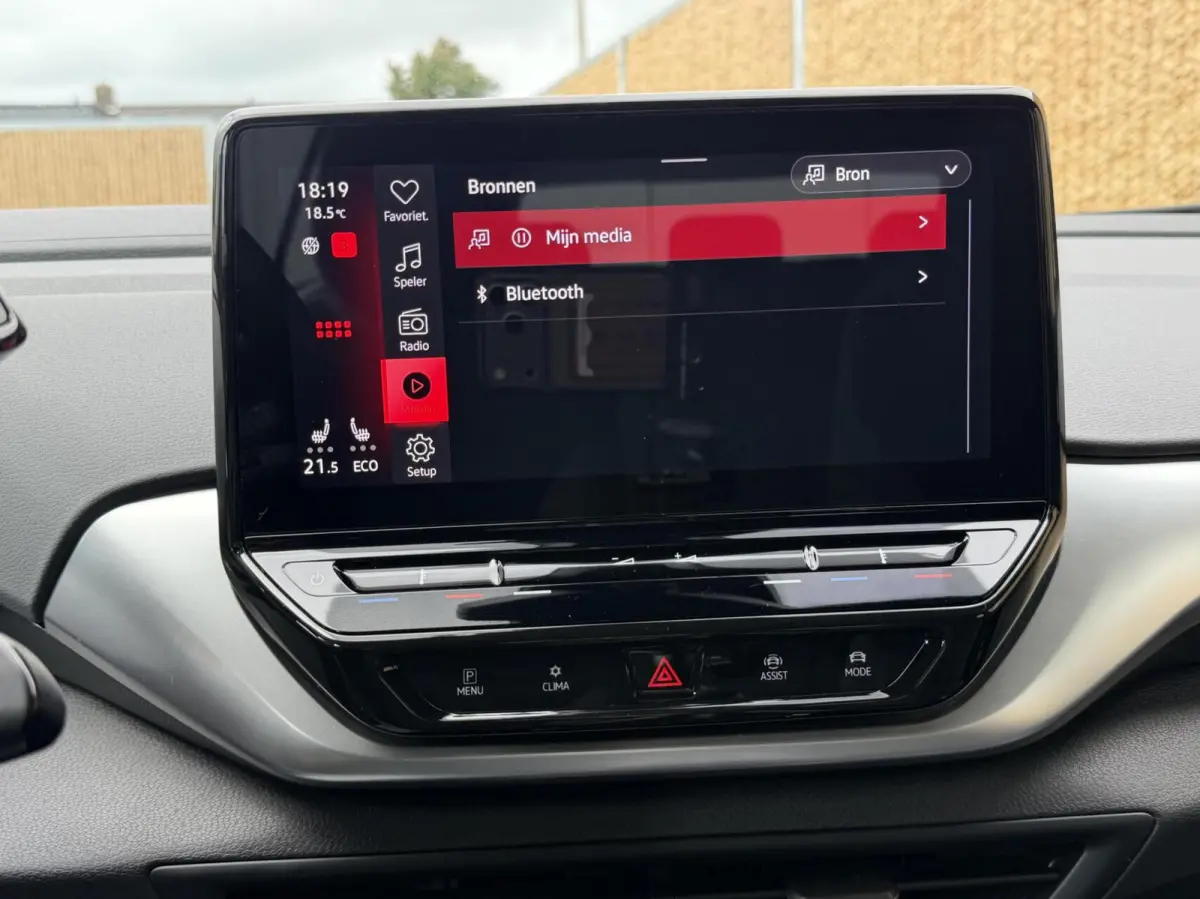 Life 77 kWh Warmtepomp | 20 inch velgen | LED verlichting | Navigatiesysteem | Apple CarPlay/Android Auto | Cruise control adaptief | Climate control | Voorstoelen verwarmd | Parkeersensoren