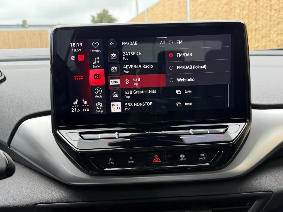 Life 77 kWh Warmtepomp | 20 inch velgen | LED verlichting | Navigatiesysteem | Apple CarPlay/Android Auto | Cruise control adaptief | Climate control | Voorstoelen verwarmd | Parkeersensoren