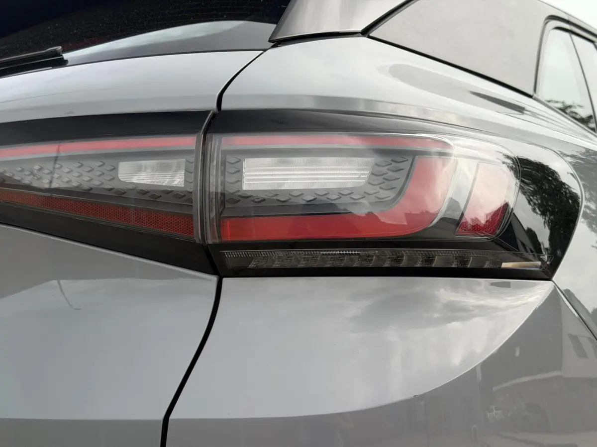 Life 77 kWh Warmtepomp | 20 inch velgen | LED verlichting | Navigatiesysteem | Apple CarPlay/Android Auto | Cruise control adaptief | Climate control | Voorstoelen verwarmd | Parkeersensoren