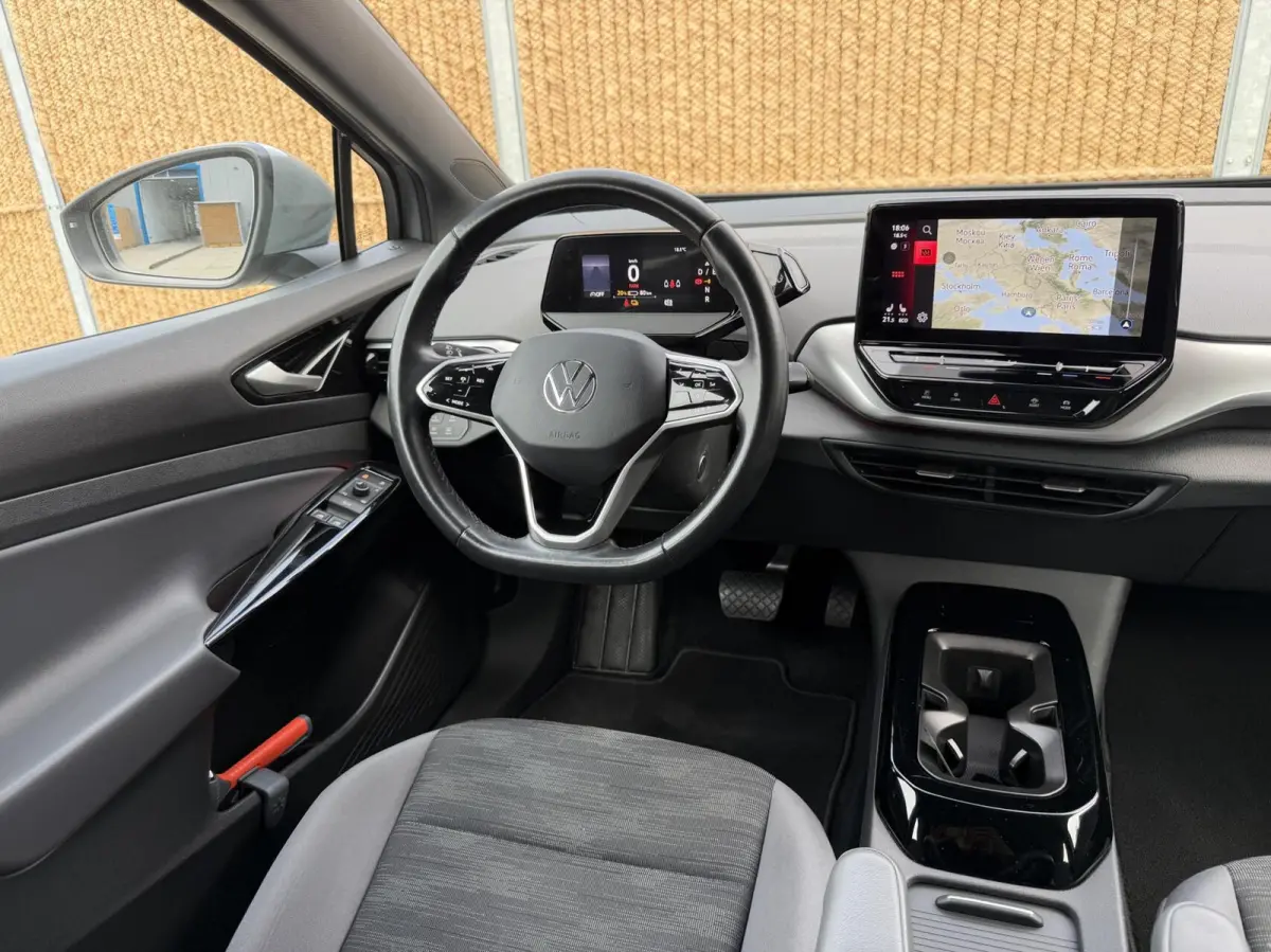 Life 77 kWh Warmtepomp | 20 inch velgen | LED verlichting | Navigatiesysteem | Apple CarPlay/Android Auto | Cruise control adaptief | Climate control | Voorstoelen verwarmd | Parkeersensoren