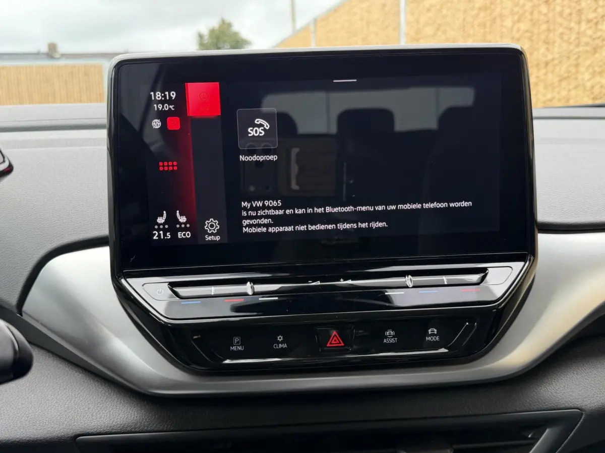 Life 77 kWh Warmtepomp | 20 inch velgen | LED verlichting | Navigatiesysteem | Apple CarPlay/Android Auto | Cruise control adaptief | Climate control | Voorstoelen verwarmd | Parkeersensoren