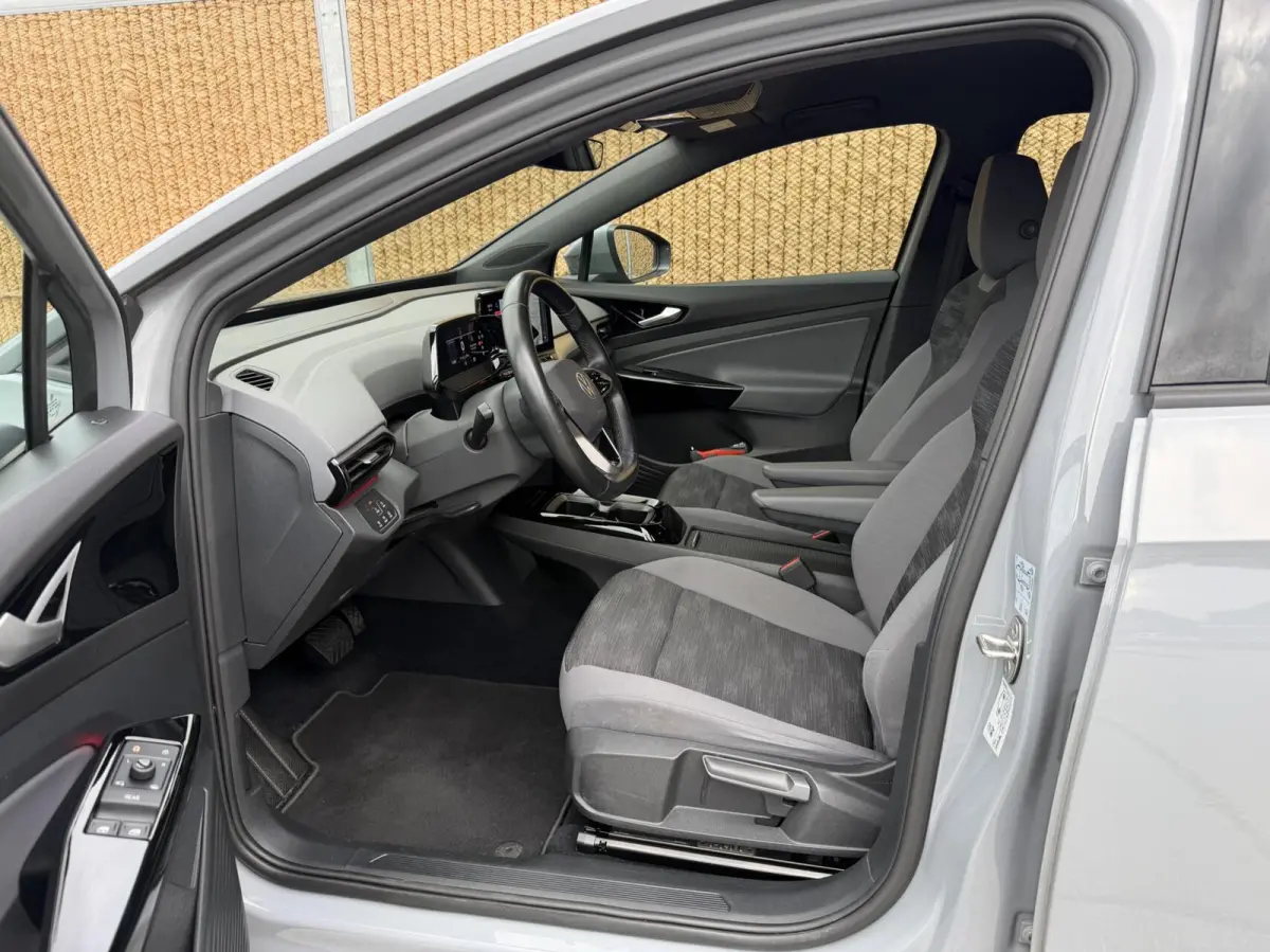 Life 77 kWh Warmtepomp | 20 inch velgen | LED verlichting | Navigatiesysteem | Apple CarPlay/Android Auto | Cruise control adaptief | Climate control | Voorstoelen verwarmd | Parkeersensoren