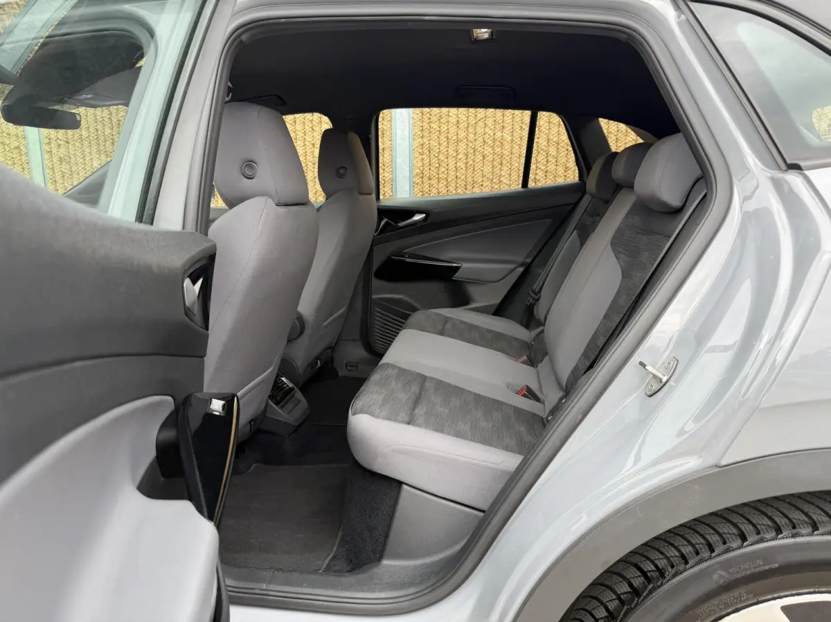 Life 77 kWh Warmtepomp | 20 inch velgen | LED verlichting | Navigatiesysteem | Apple CarPlay/Android Auto | Cruise control adaptief | Climate control | Voorstoelen verwarmd | Parkeersensoren