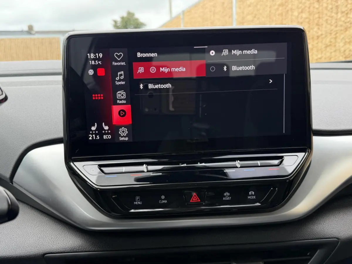 Life 77 kWh Warmtepomp | 20 inch velgen | LED verlichting | Navigatiesysteem | Apple CarPlay/Android Auto | Cruise control adaptief | Climate control | Voorstoelen verwarmd | Parkeersensoren
