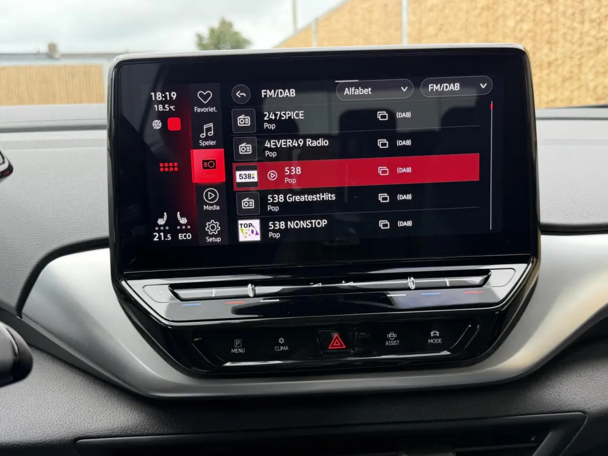Life 77 kWh Warmtepomp | 20 inch velgen | LED verlichting | Navigatiesysteem | Apple CarPlay/Android Auto | Cruise control adaptief | Climate control | Voorstoelen verwarmd | Parkeersensoren