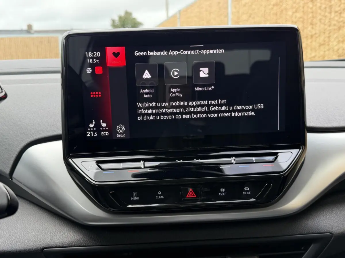 Life 77 kWh Warmtepomp | 20 inch velgen | LED verlichting | Navigatiesysteem | Apple CarPlay/Android Auto | Cruise control adaptief | Climate control | Voorstoelen verwarmd | Parkeersensoren