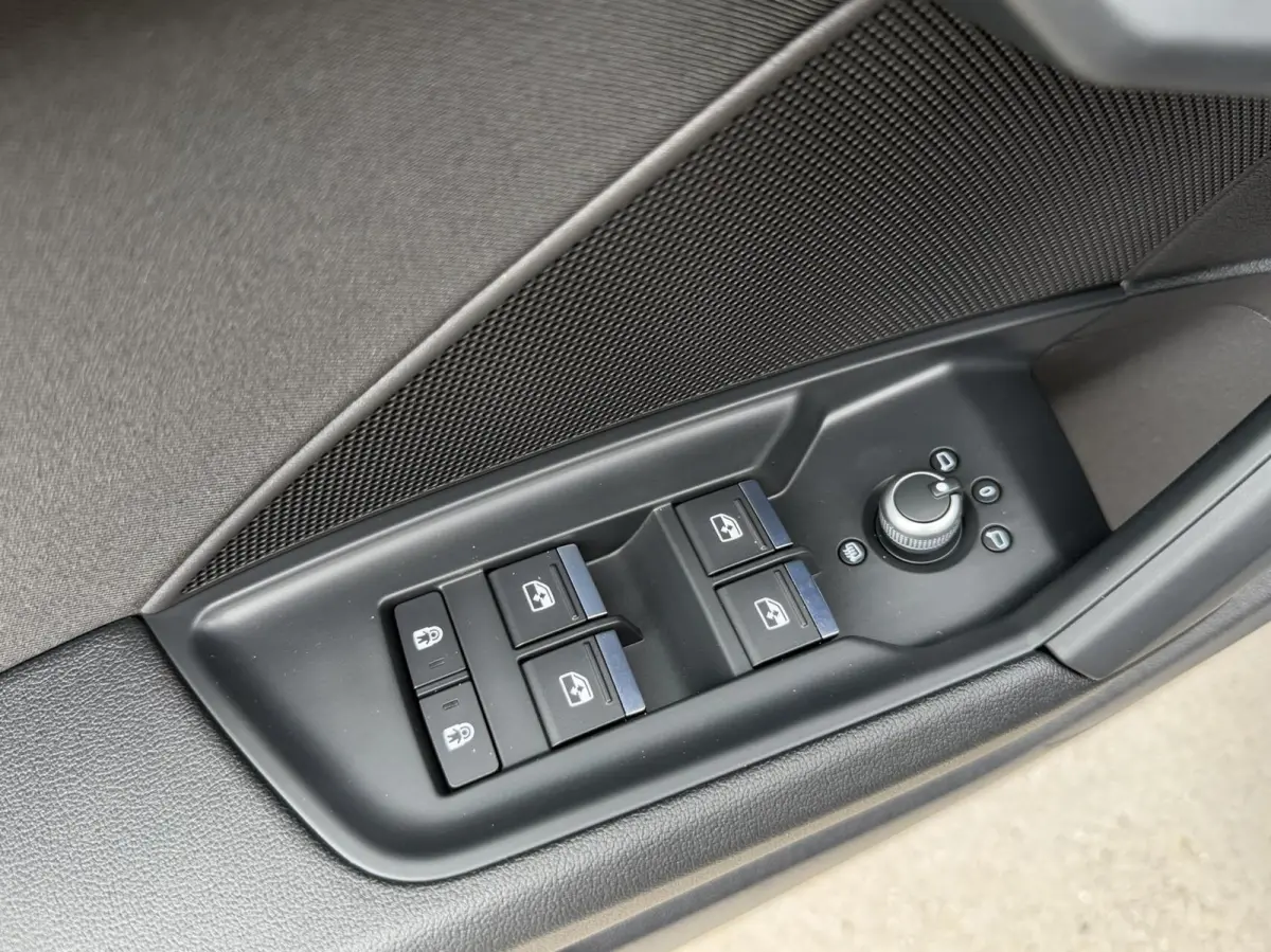 30 TFSI Advanced edition Automaat | Apple CarPlay/Android Auto | Navigatiesysteem | 17 inch lichtmetalen velgen | DAB ontvanger | LED verlichting | Cruise control | Rijstrooksensor | Parkeer