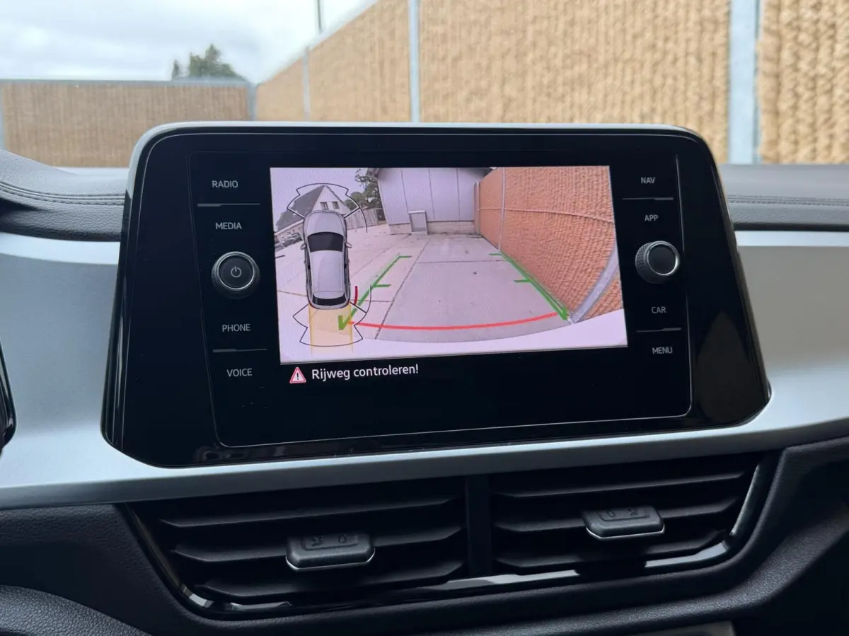1.0 TSI Life 75 Edition Achteruitrijcamera | LED verlichting | Parkeersensoren voor en achter | Airconditioning | Cruise control adaptief | Apple CarPlay/Android Auto | Rijstrooksensor | DAB