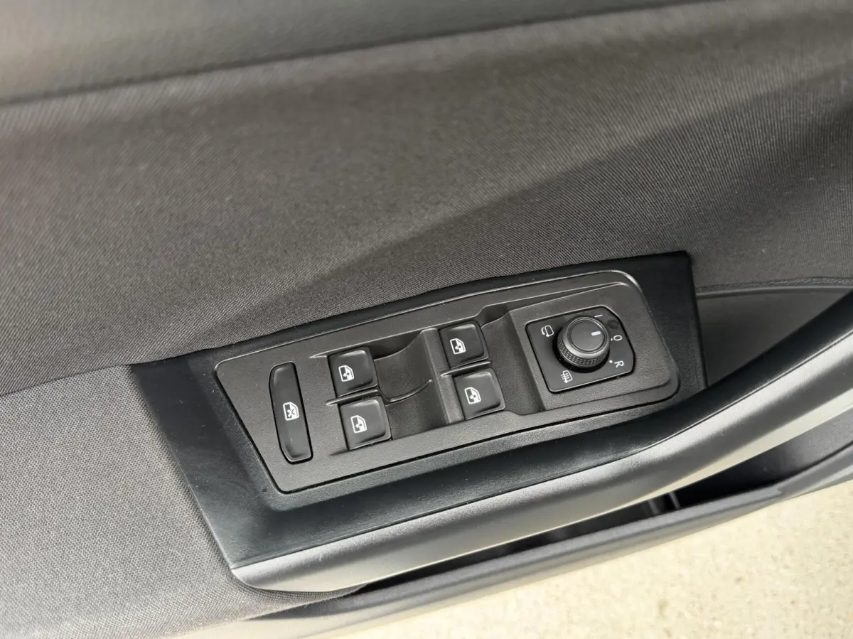1.0 TSI Life 75 Edition Achteruitrijcamera | LED verlichting | Parkeersensoren voor en achter | Airconditioning | Cruise control adaptief | Apple CarPlay/Android Auto | Rijstrooksensor | DAB