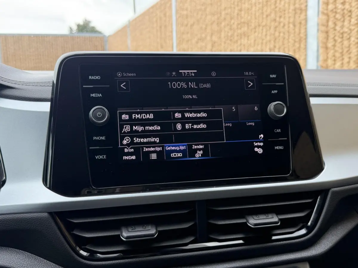 1.0 TSI Life 75 Edition Achteruitrijcamera | LED verlichting | Parkeersensoren voor en achter | Airconditioning | Cruise control adaptief | Apple CarPlay/Android Auto | Rijstrooksensor | DAB