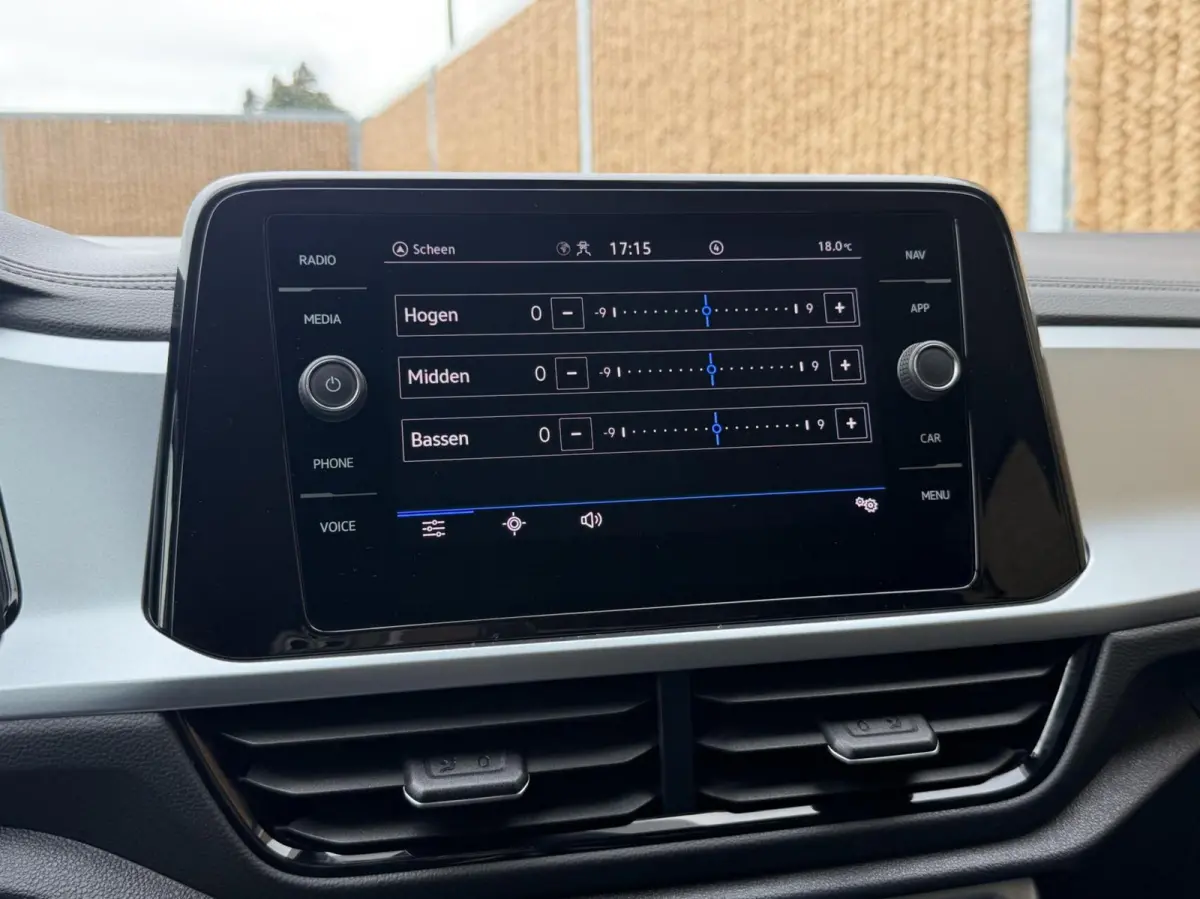 1.0 TSI Life 75 Edition Achteruitrijcamera | LED verlichting | Parkeersensoren voor en achter | Airconditioning | Cruise control adaptief | Apple CarPlay/Android Auto | Rijstrooksensor | DAB