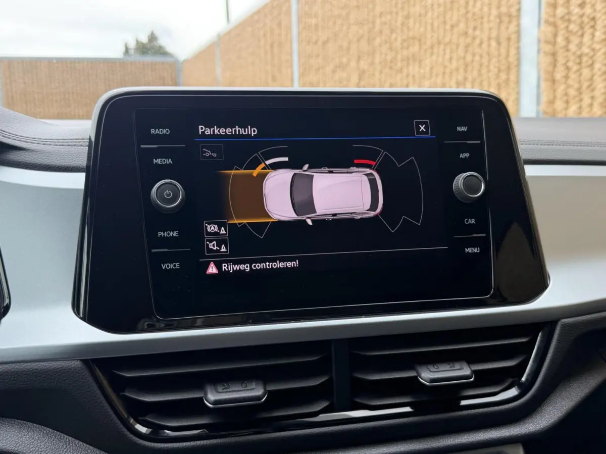 1.0 TSI Life 75 Edition Achteruitrijcamera | LED verlichting | Parkeersensoren voor en achter | Airconditioning | Cruise control adaptief | Apple CarPlay/Android Auto | Rijstrooksensor | DAB