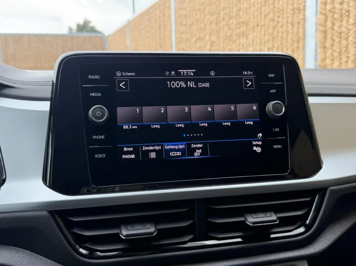1.0 TSI Life 75 Edition Achteruitrijcamera | LED verlichting | Parkeersensoren voor en achter | Airconditioning | Cruise control adaptief | Apple CarPlay/Android Auto | Rijstrooksensor | DAB