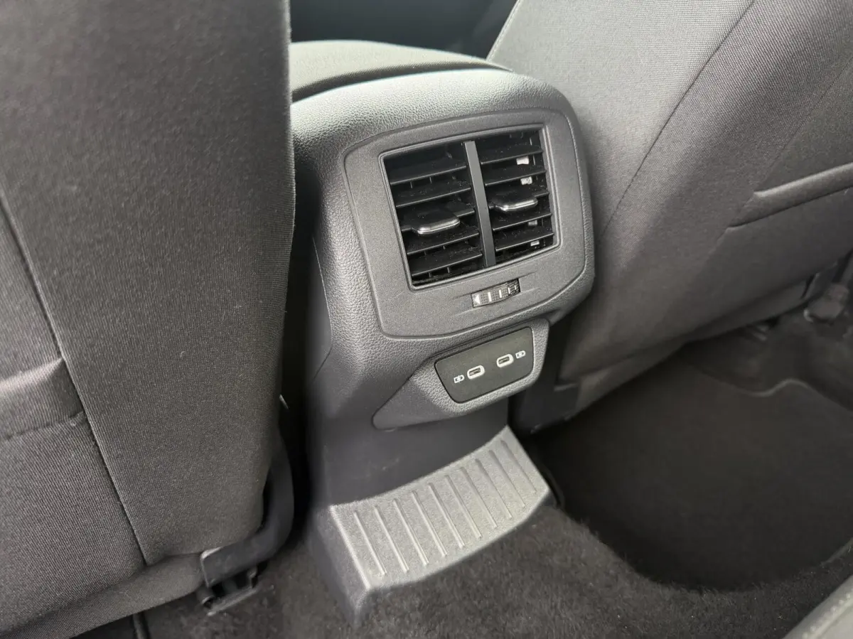 1.0 TSI Life 75 Edition Achteruitrijcamera | LED verlichting | Parkeersensoren voor en achter | Airconditioning | Cruise control adaptief | Apple CarPlay/Android Auto | Rijstrooksensor | DAB