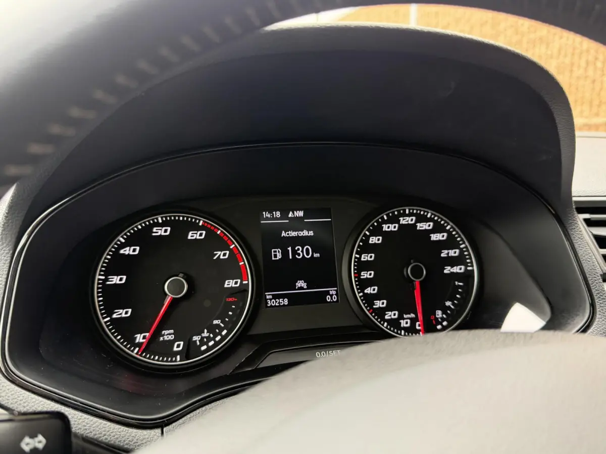 1.0 TSI Style Business Intense Navigatiesysteem | Apple CarPlay/Android Auto | Climate control | Cruise control | Achteruitrijcamera | Parkeersensoren voor en achter | Getint glas