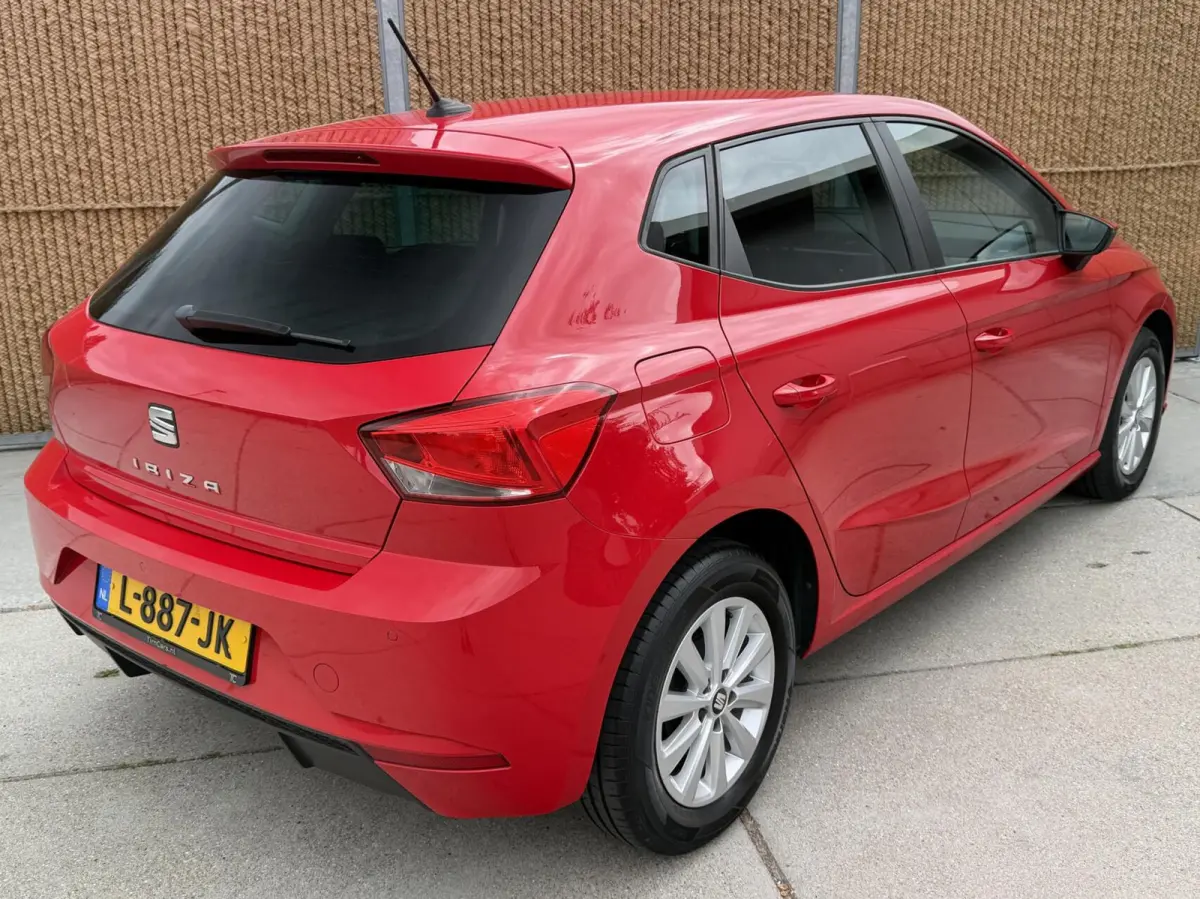 1.0 TSI Style Business Intense Navigatiesysteem | Apple CarPlay/Android Auto | Climate control | Cruise control | Achteruitrijcamera | Parkeersensoren voor en achter | Getint glas