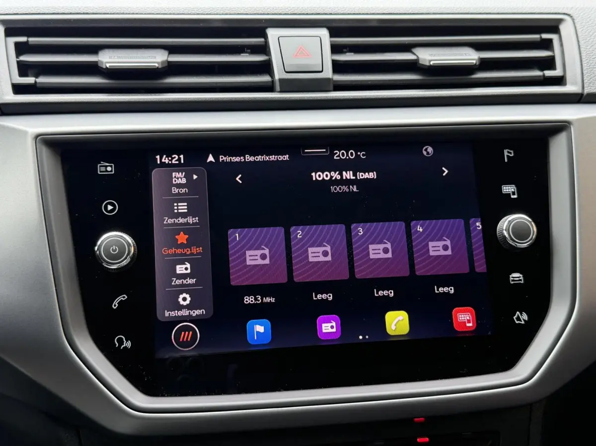 1.0 TSI Style Business Intense Navigatiesysteem | Apple CarPlay/Android Auto | Climate control | Cruise control | Achteruitrijcamera | Parkeersensoren voor en achter | Getint glas