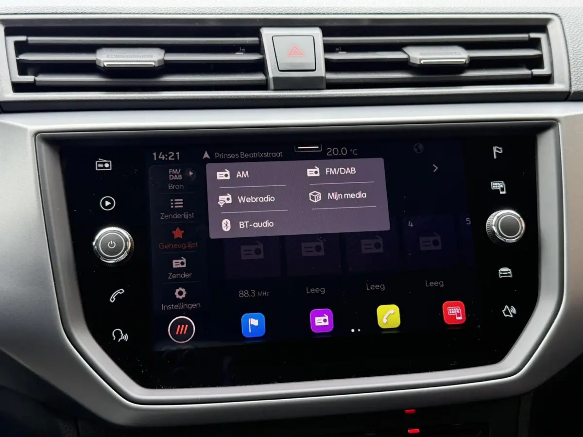 1.0 TSI Style Business Intense Navigatiesysteem | Apple CarPlay/Android Auto | Climate control | Cruise control | Achteruitrijcamera | Parkeersensoren voor en achter | Getint glas