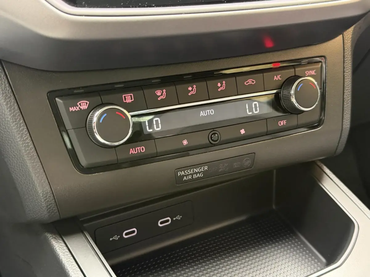 1.0 TSI Style Business Intense Navigatiesysteem | Apple CarPlay/Android Auto | Climate control | Cruise control | Achteruitrijcamera | Parkeersensoren voor en achter | Getint glas