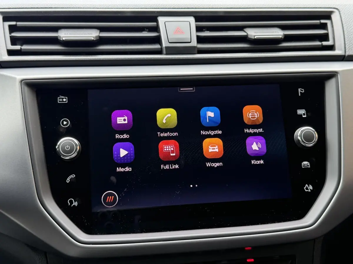 1.0 TSI Style Business Intense Navigatiesysteem | Apple CarPlay/Android Auto | Climate control | Cruise control | Achteruitrijcamera | Parkeersensoren voor en achter | Getint glas