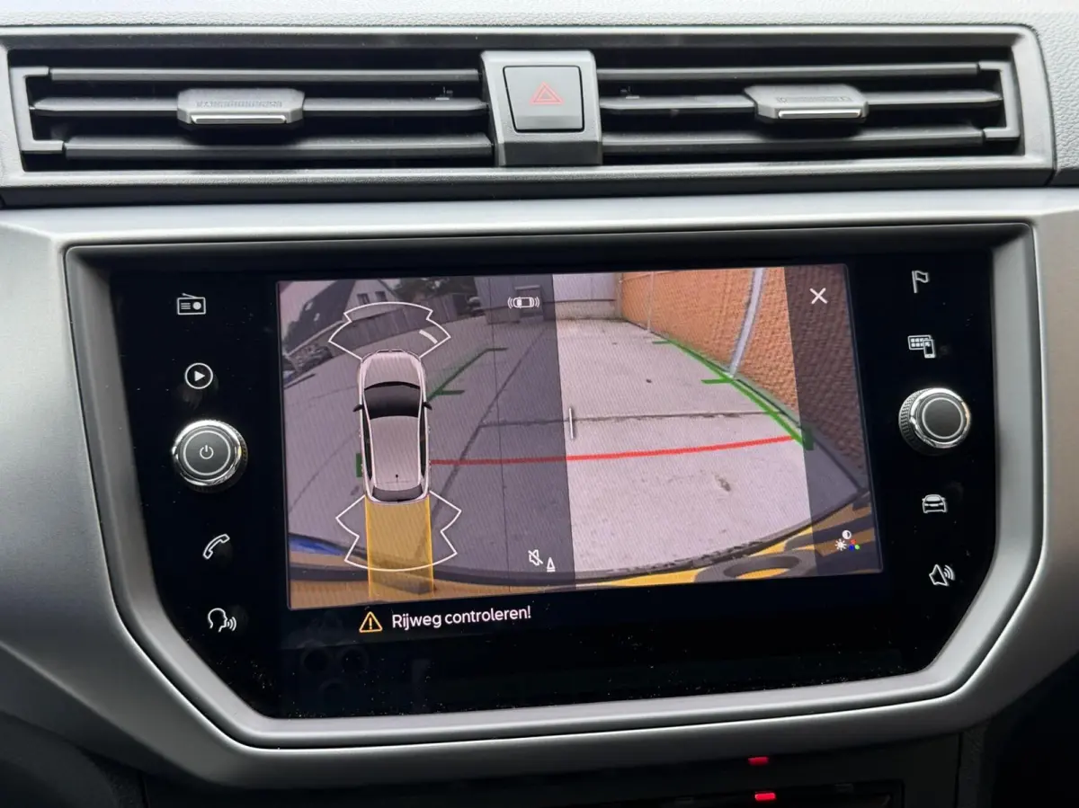 1.0 TSI Style Business Intense Navigatiesysteem | Apple CarPlay/Android Auto | Climate control | Cruise control | Achteruitrijcamera | Parkeersensoren voor en achter | Getint glas