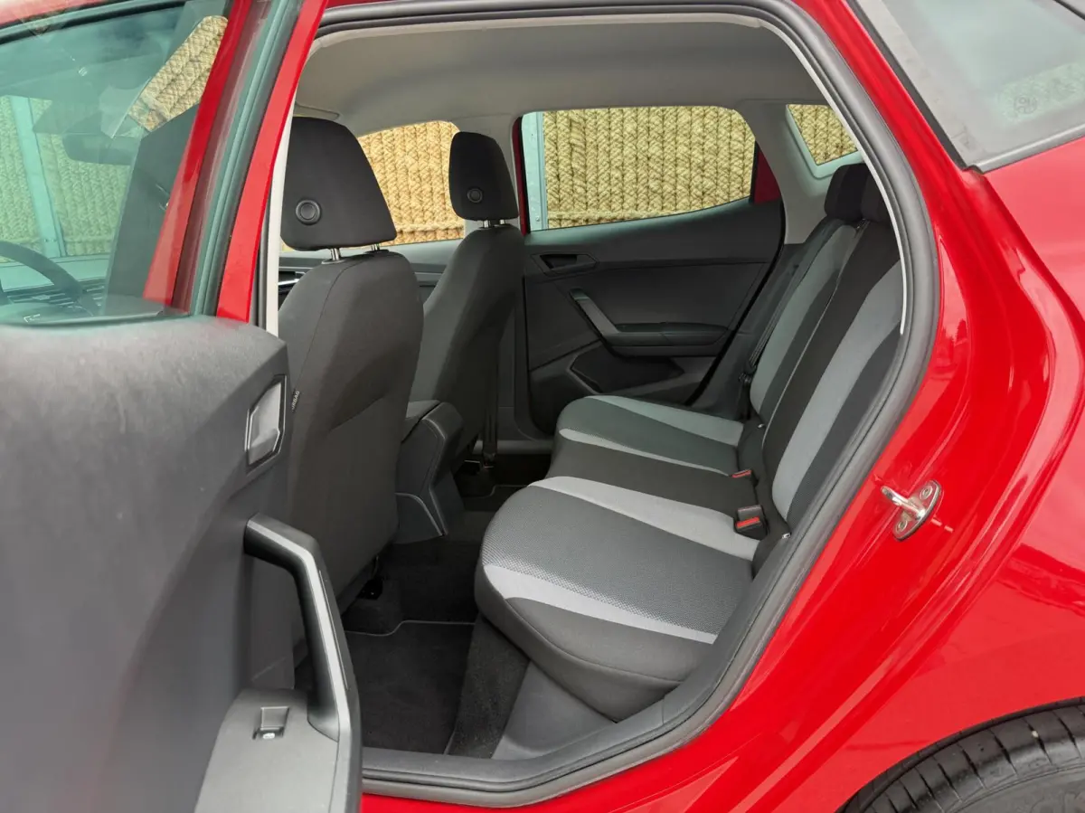 1.0 TSI Style Business Intense Navigatiesysteem | Apple CarPlay/Android Auto | Climate control | Cruise control | Achteruitrijcamera | Parkeersensoren voor en achter | Getint glas