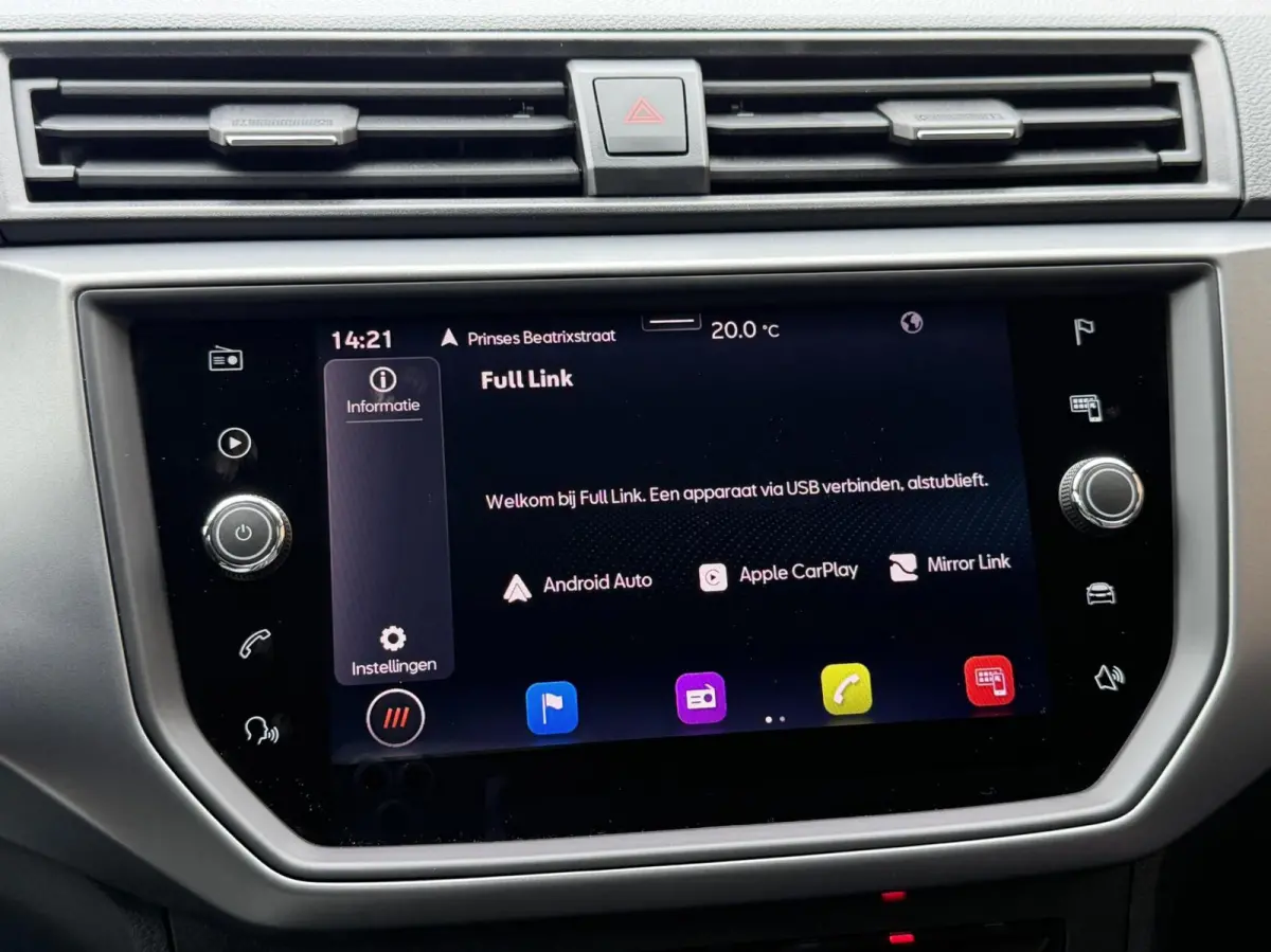 1.0 TSI Style Business Intense Navigatiesysteem | Apple CarPlay/Android Auto | Climate control | Cruise control | Achteruitrijcamera | Parkeersensoren voor en achter | Getint glas