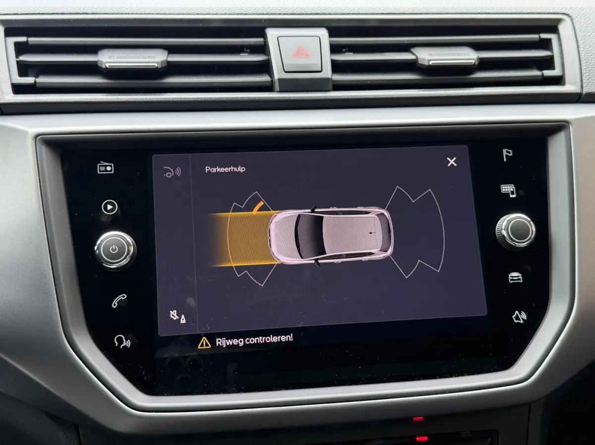 1.0 TSI Style Business Intense Navigatiesysteem | Apple CarPlay/Android Auto | Climate control | Cruise control | Achteruitrijcamera | Parkeersensoren voor en achter | Getint glas