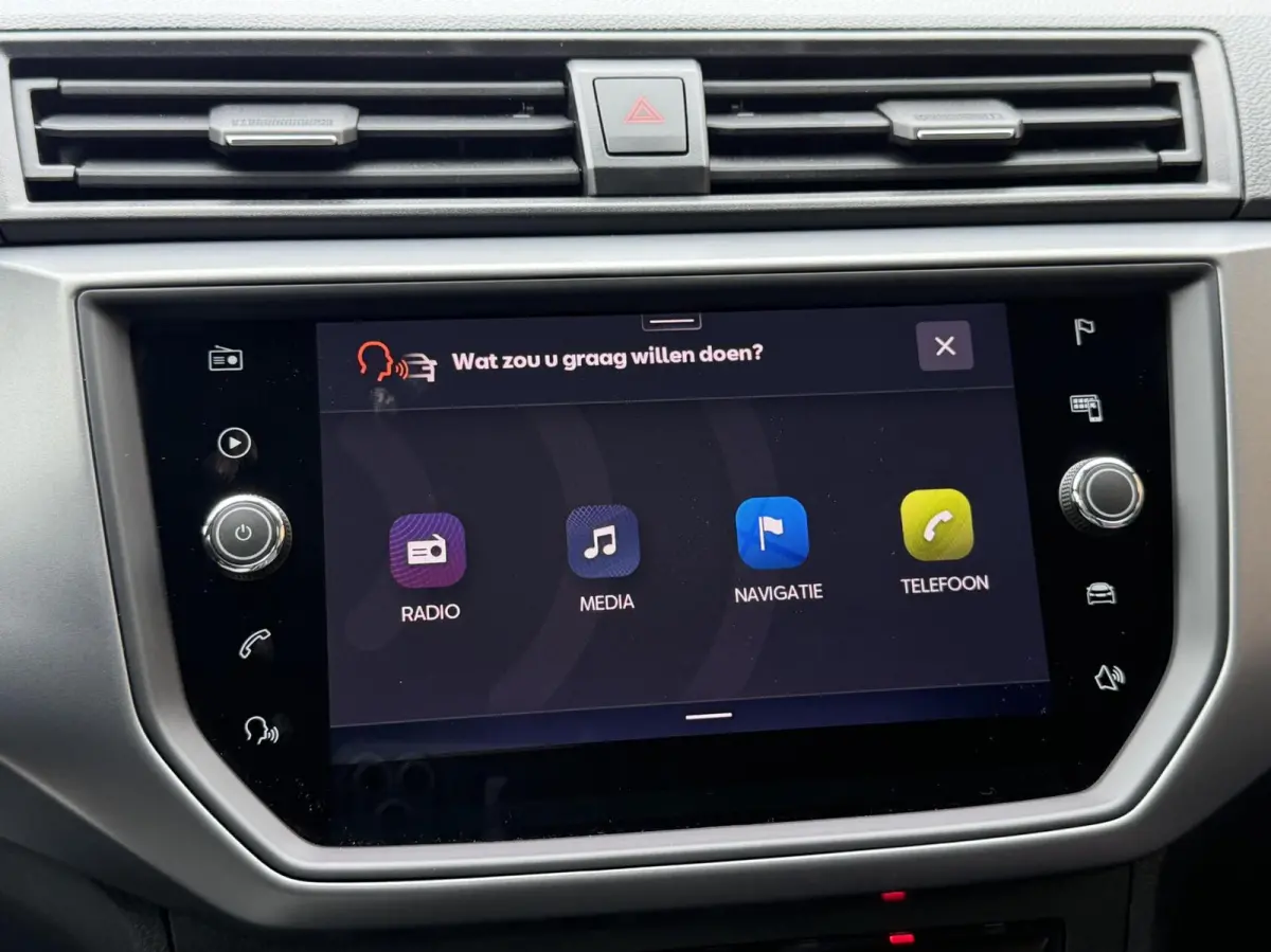 1.0 TSI Style Business Intense Navigatiesysteem | Apple CarPlay/Android Auto | Climate control | Cruise control | Achteruitrijcamera | Parkeersensoren voor en achter | Getint glas