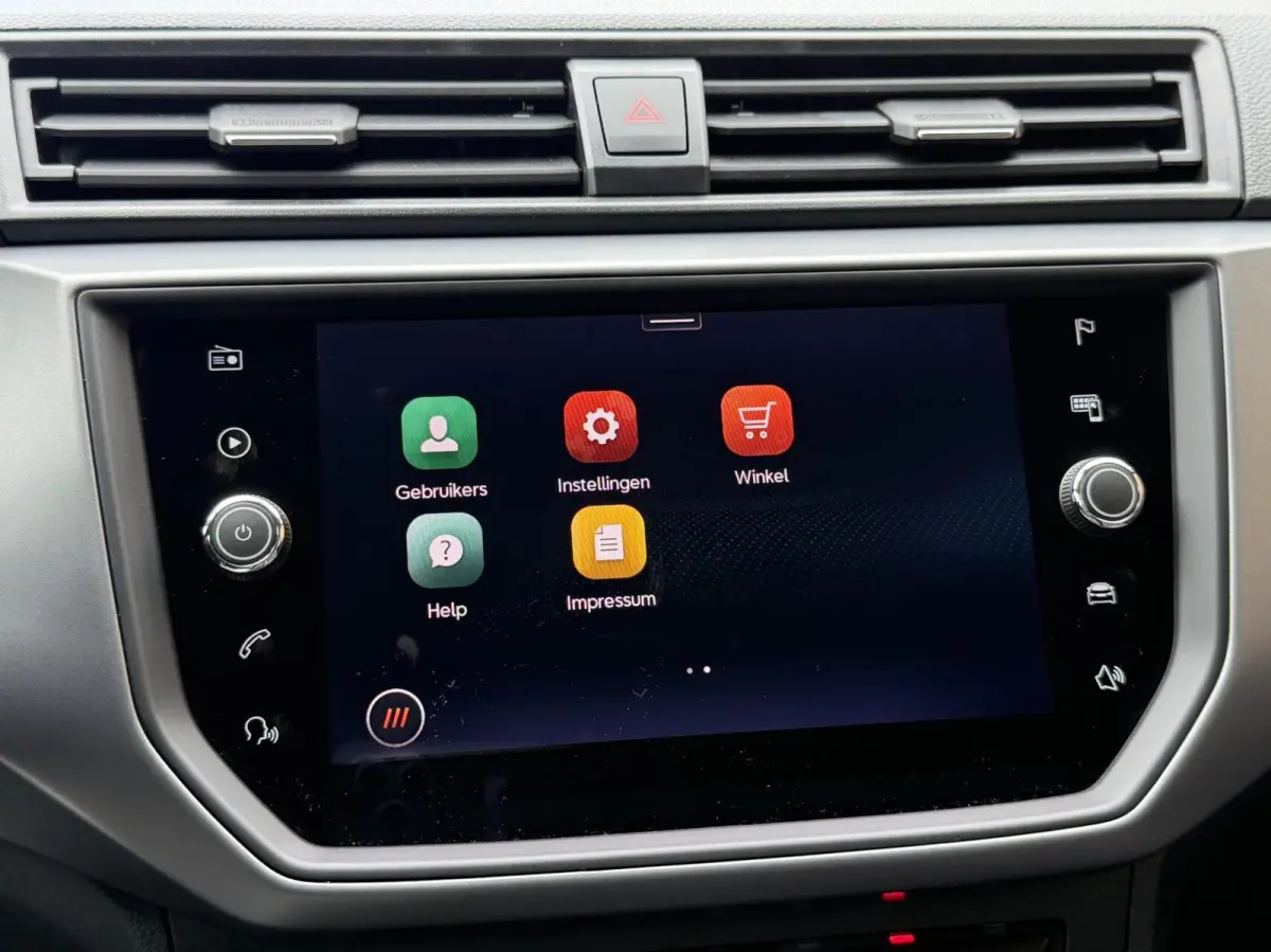 1.0 TSI Style Business Intense Navigatiesysteem | Apple CarPlay/Android Auto | Climate control | Cruise control | Achteruitrijcamera | Parkeersensoren voor en achter | Getint glas
