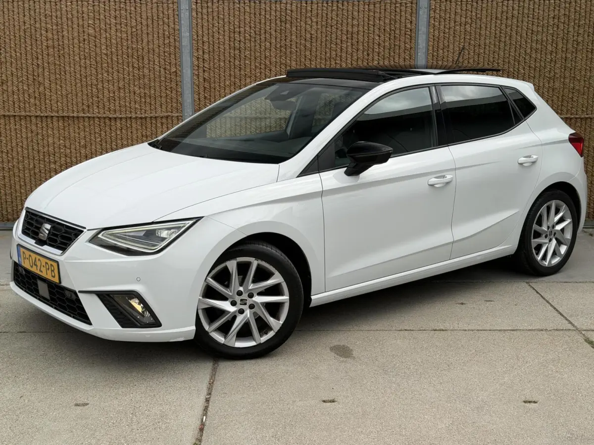 1.0 EcoTSI FR Plus Panoramadak | Stoelverwarming | LED verlichting | Climate control | Cruise control adaptief | Navigatiesysteem | Rijstrooksensor | Achteruitrijcamera