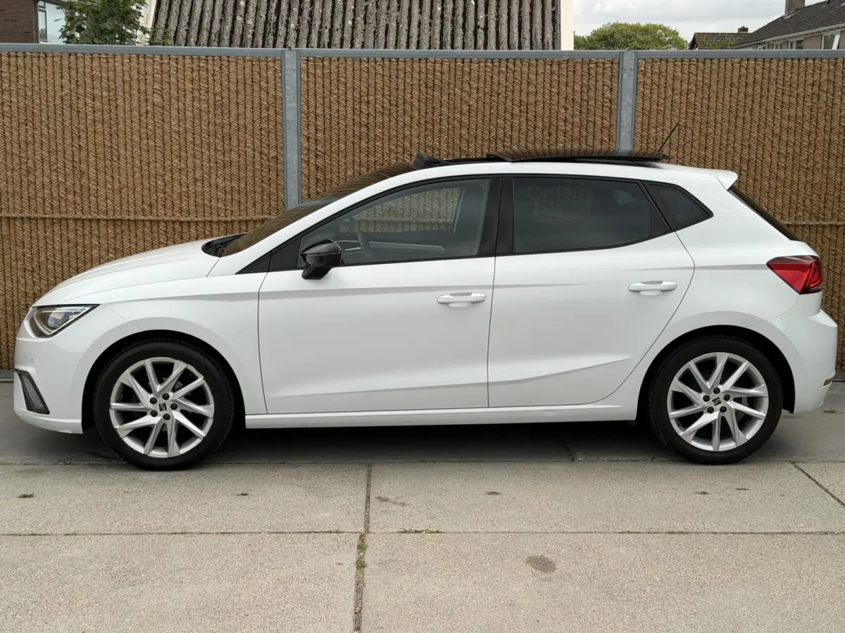 1.0 EcoTSI FR Plus Panoramadak | Stoelverwarming | LED verlichting | Climate control | Cruise control adaptief | Navigatiesysteem | Rijstrooksensor | Achteruitrijcamera