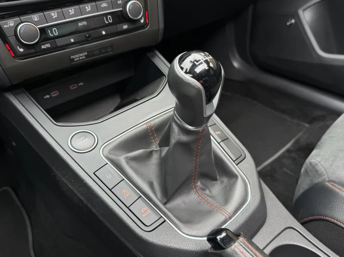 1.0 EcoTSI FR Plus Panoramadak | Stoelverwarming | LED verlichting | Climate control | Cruise control adaptief | Navigatiesysteem | Rijstrooksensor | Achteruitrijcamera
