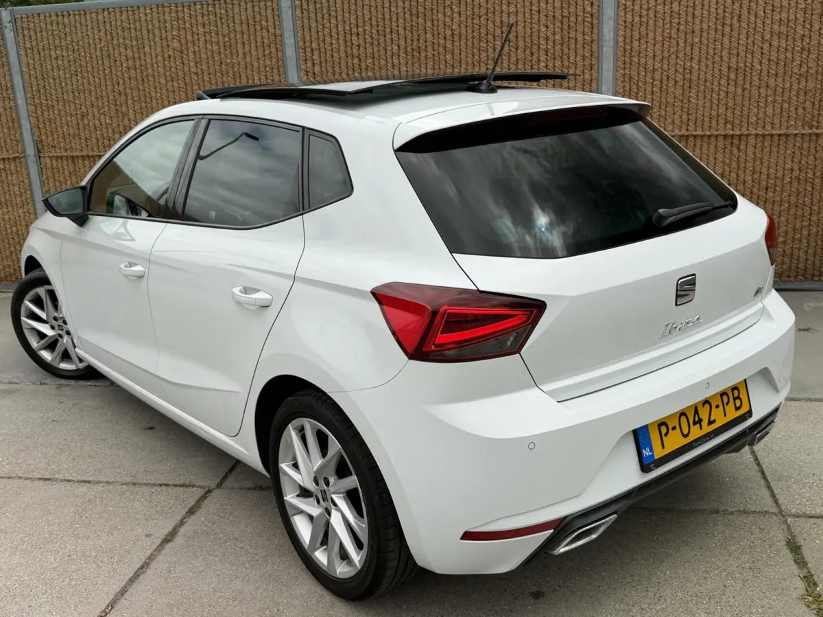 1.0 EcoTSI FR Plus Panoramadak | Stoelverwarming | LED verlichting | Climate control | Cruise control adaptief | Navigatiesysteem | Rijstrooksensor | Achteruitrijcamera