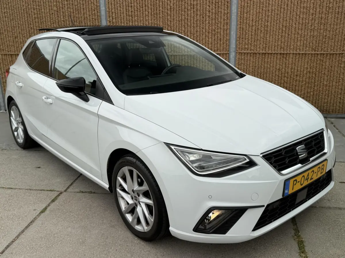 1.0 EcoTSI FR Plus Panoramadak | Stoelverwarming | LED verlichting | Climate control | Cruise control adaptief | Navigatiesysteem | Rijstrooksensor | Achteruitrijcamera