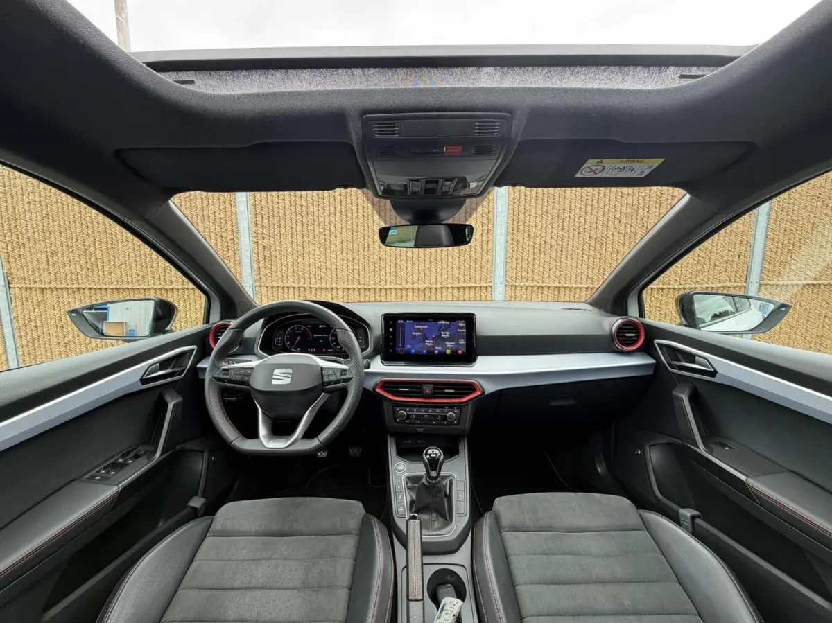 1.0 EcoTSI FR Plus Panoramadak | Stoelverwarming | LED verlichting | Climate control | Cruise control adaptief | Navigatiesysteem | Rijstrooksensor | Achteruitrijcamera