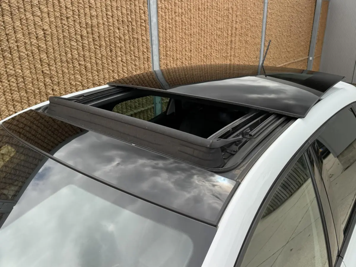 1.0 EcoTSI FR Plus Panoramadak | Stoelverwarming | LED verlichting | Climate control | Cruise control adaptief | Navigatiesysteem | Rijstrooksensor | Achteruitrijcamera