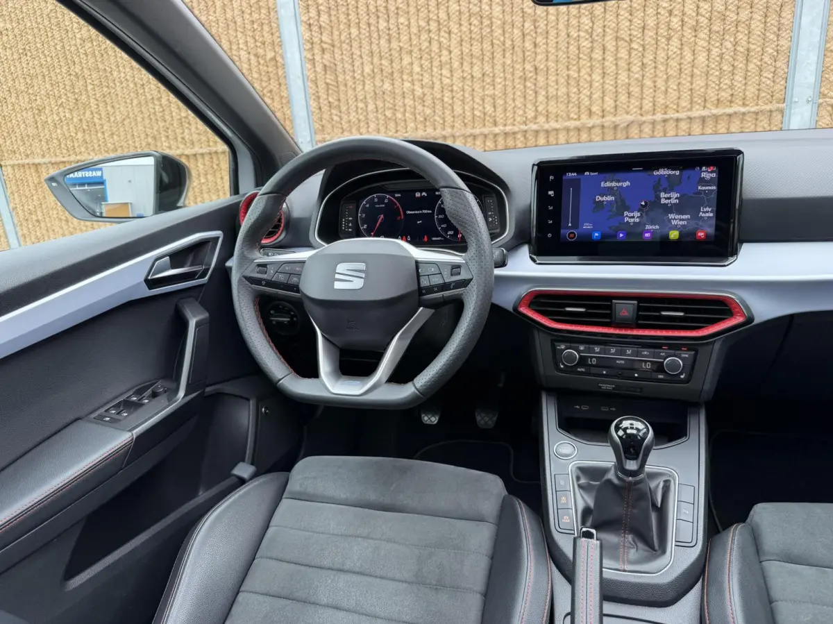 1.0 EcoTSI FR Plus Panoramadak | Stoelverwarming | LED verlichting | Climate control | Cruise control adaptief | Navigatiesysteem | Rijstrooksensor | Achteruitrijcamera