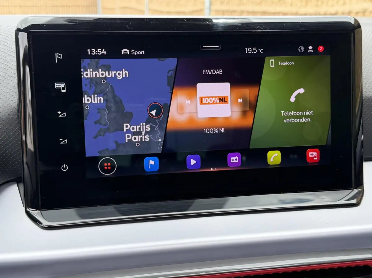 1.0 EcoTSI FR Plus Panoramadak | Stoelverwarming | LED verlichting | Climate control | Cruise control adaptief | Navigatiesysteem | Rijstrooksensor | Achteruitrijcamera