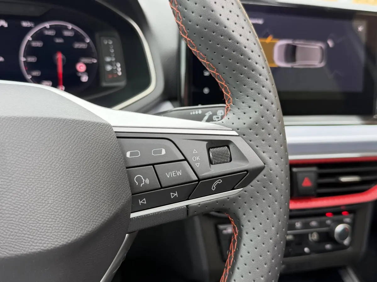 1.0 EcoTSI FR Plus Panoramadak | Stoelverwarming | LED verlichting | Climate control | Cruise control adaptief | Navigatiesysteem | Rijstrooksensor | Achteruitrijcamera
