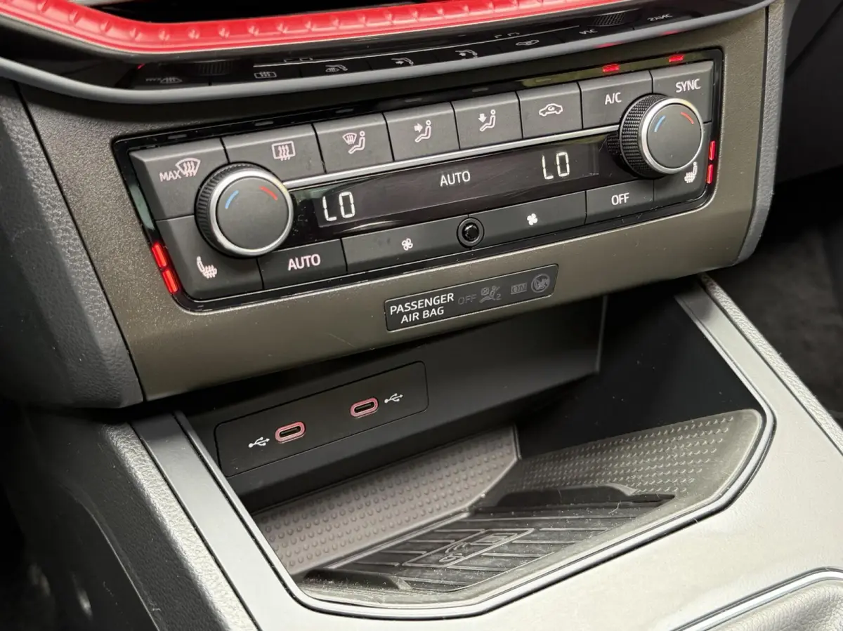 1.0 EcoTSI FR Plus Panoramadak | Stoelverwarming | LED verlichting | Climate control | Cruise control adaptief | Navigatiesysteem | Rijstrooksensor | Achteruitrijcamera