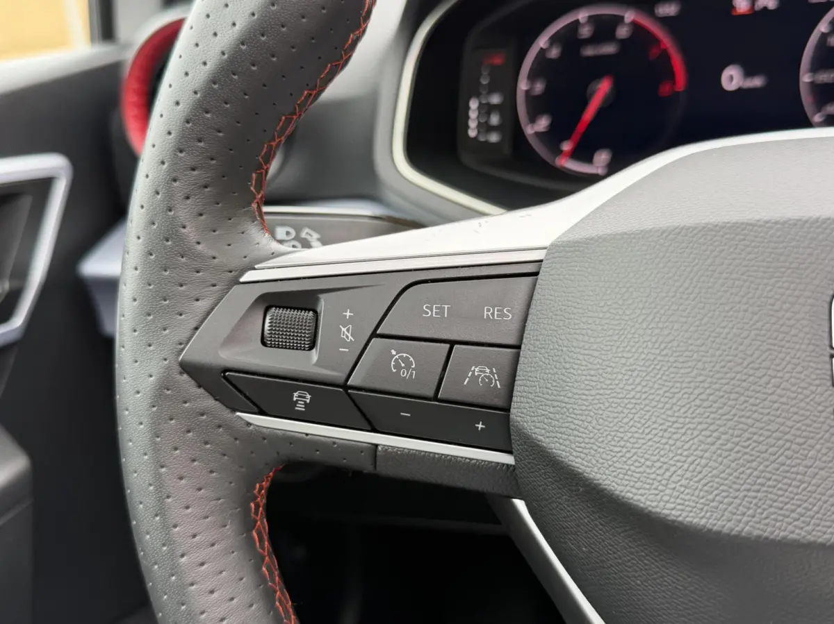 1.0 EcoTSI FR Plus Panoramadak | Stoelverwarming | LED verlichting | Climate control | Cruise control adaptief | Navigatiesysteem | Rijstrooksensor | Achteruitrijcamera