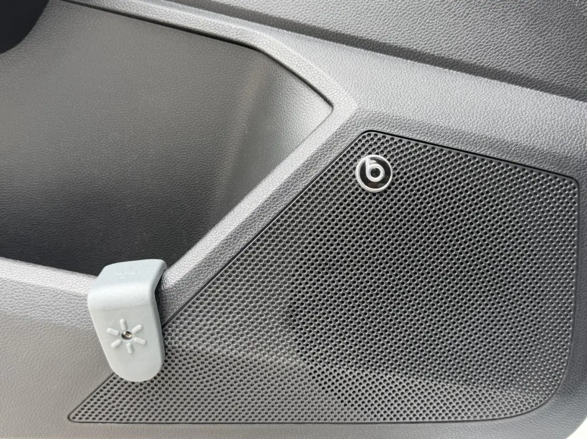 1.0 EcoTSI FR Plus Panoramadak | Stoelverwarming | LED verlichting | Climate control | Cruise control adaptief | Navigatiesysteem | Rijstrooksensor | Achteruitrijcamera