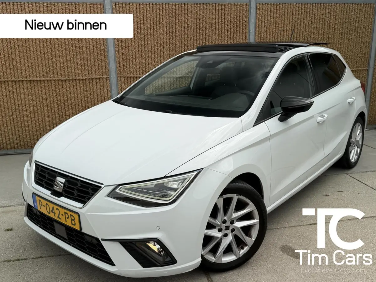 1.0 EcoTSI FR Plus Panoramadak | Stoelverwarming | LED verlichting | Climate control | Cruise control adaptief | Navigatiesysteem | Rijstrooksensor | Achteruitrijcamera