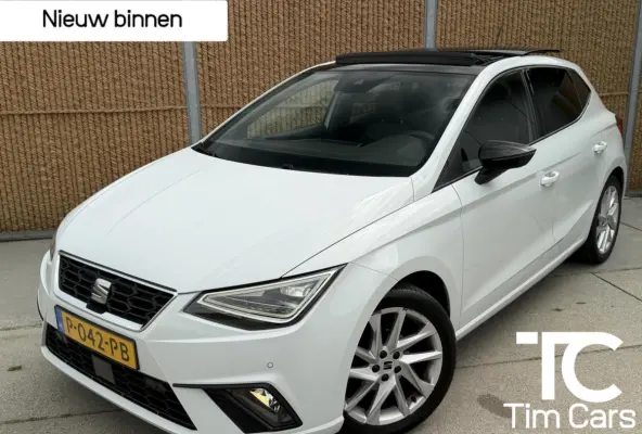 1.0 EcoTSI FR Plus Panoramadak | Stoelverwarming | LED verlichting | Climate control | Cruise control adaptief | Navigatiesysteem | Rijstrooksensor | Achteruitrijcamera