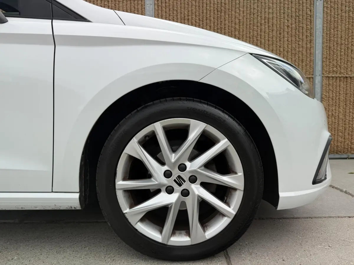 1.0 EcoTSI FR Plus Panoramadak | Stoelverwarming | LED verlichting | Climate control | Cruise control adaptief | Navigatiesysteem | Rijstrooksensor | Achteruitrijcamera