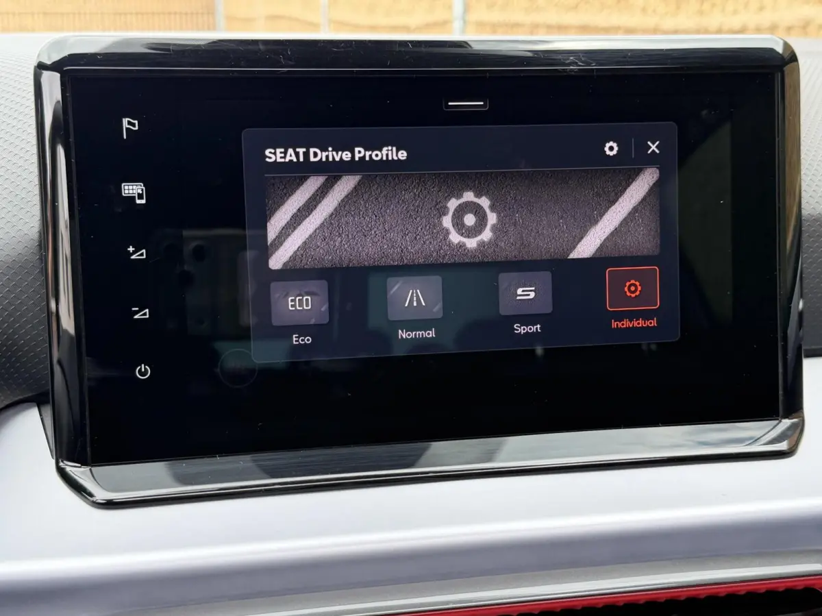 1.0 EcoTSI FR Plus Panoramadak | Stoelverwarming | LED verlichting | Climate control | Cruise control adaptief | Navigatiesysteem | Rijstrooksensor | Achteruitrijcamera