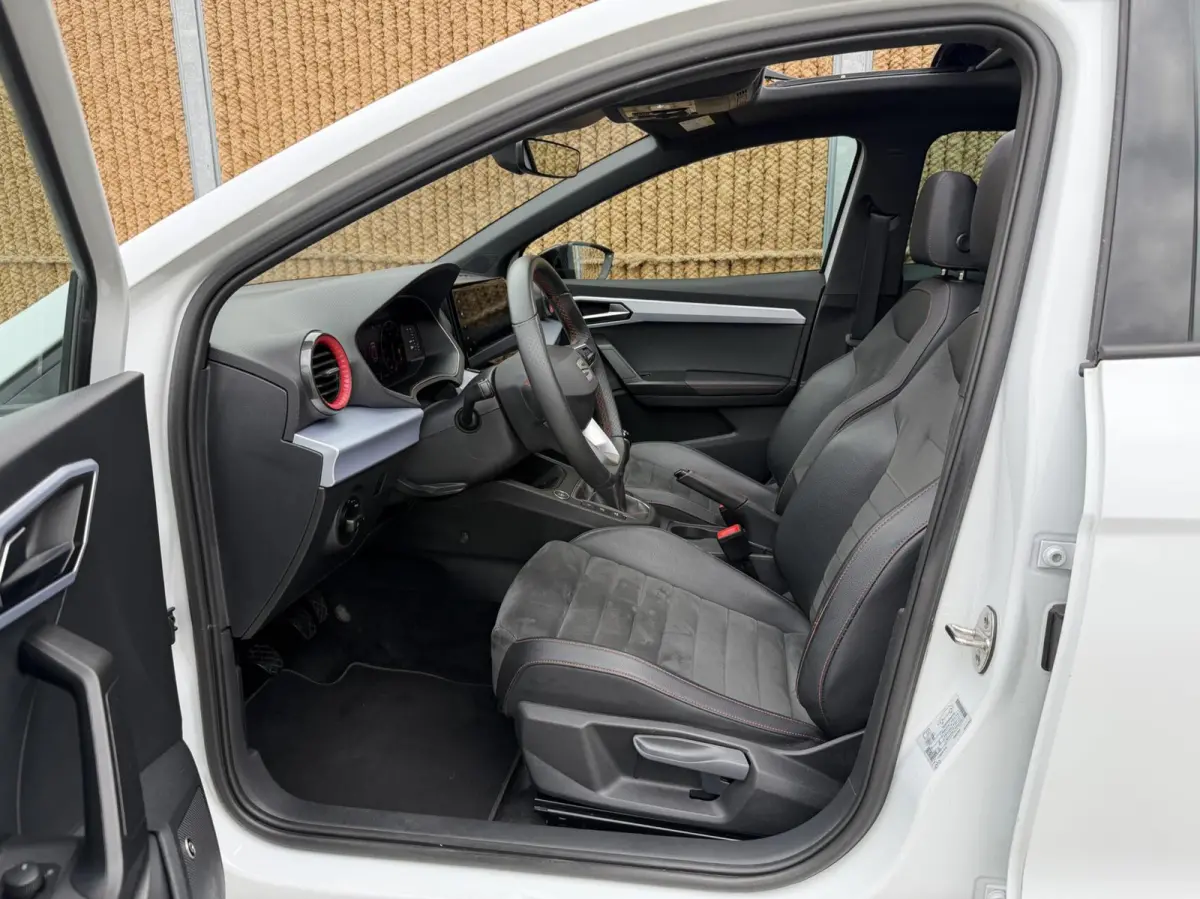 1.0 EcoTSI FR Plus Panoramadak | Stoelverwarming | LED verlichting | Climate control | Cruise control adaptief | Navigatiesysteem | Rijstrooksensor | Achteruitrijcamera