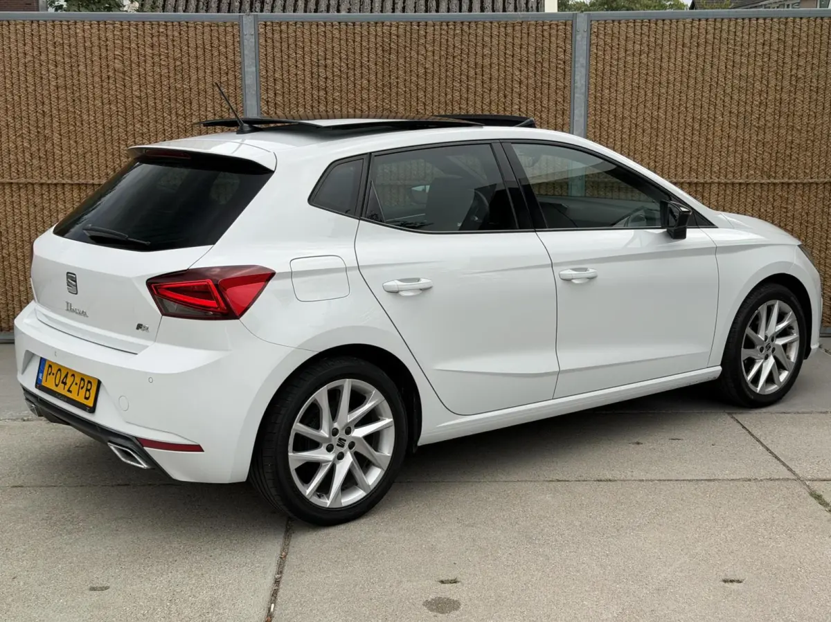 1.0 EcoTSI FR Plus Panoramadak | Stoelverwarming | LED verlichting | Climate control | Cruise control adaptief | Navigatiesysteem | Rijstrooksensor | Achteruitrijcamera