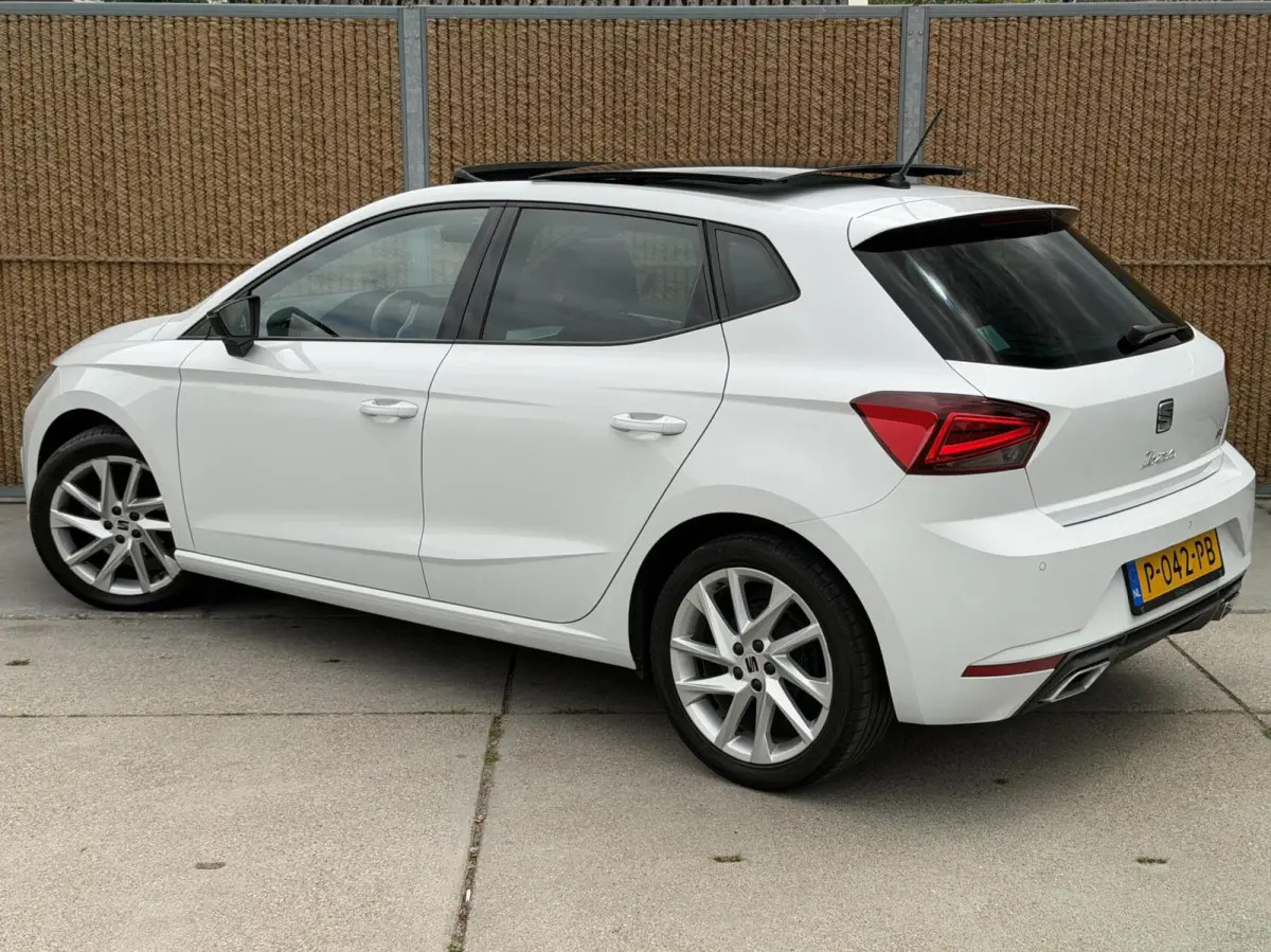 1.0 EcoTSI FR Plus Panoramadak | Stoelverwarming | LED verlichting | Climate control | Cruise control adaptief | Navigatiesysteem | Rijstrooksensor | Achteruitrijcamera